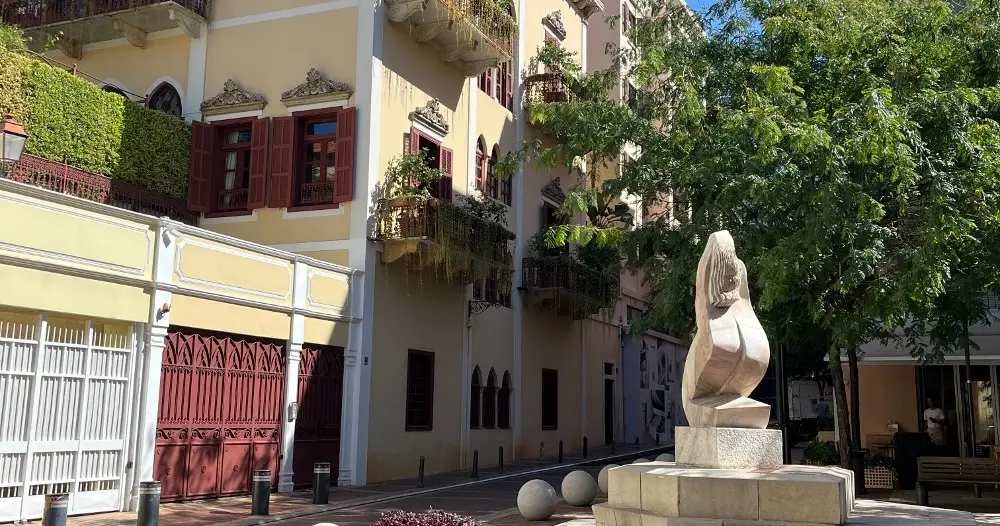 Beyrut - Saifi Village meydanı, şık binalar ve meydanda bir adet modern sanat heykeli görünüyor