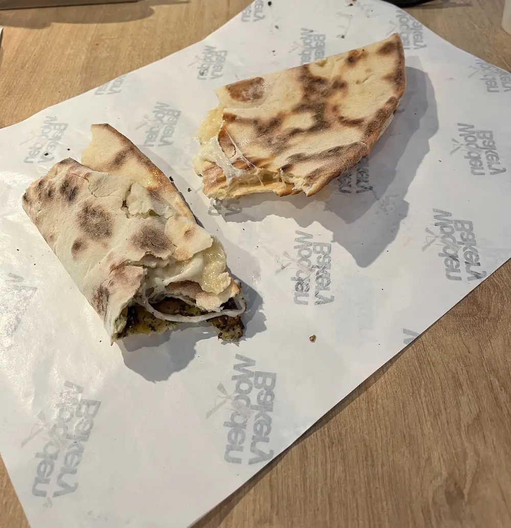 Zaatarlı ve Peynirli Manakiş (ikiye bölünmüş)