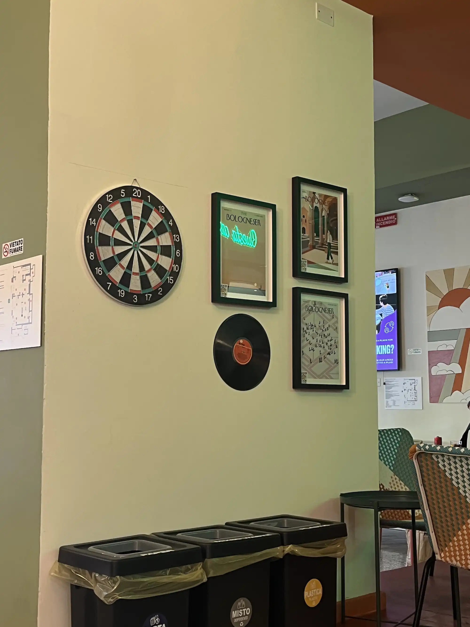 Fake Bologneser magazine covers are visible at the wall, 3 magazine cover is visible.